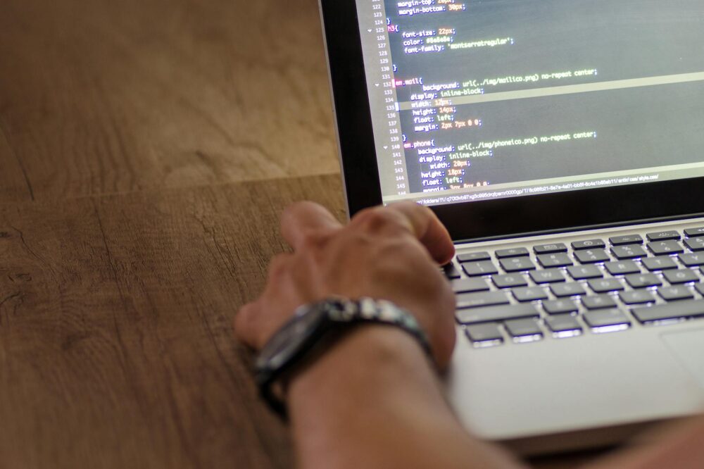 Pourquoi un site web professionnel doit-il être régulièrement audité en 2026 ?