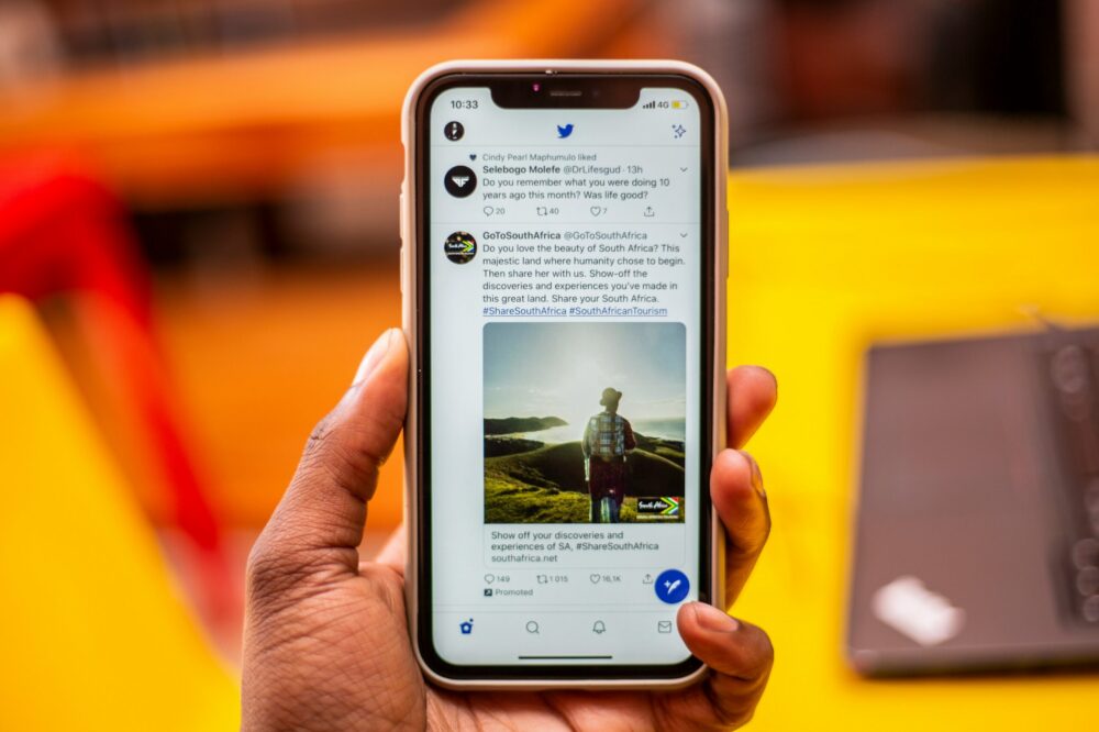Quel est le rôle de l'intelligence artificielle dans la gestion des réseaux sociaux en 2026 ?