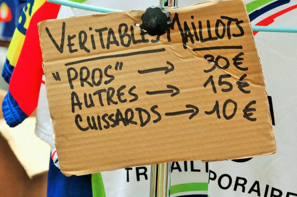 Quels sont les avantages d'un site multilingue pour les sites de paléontologie ?