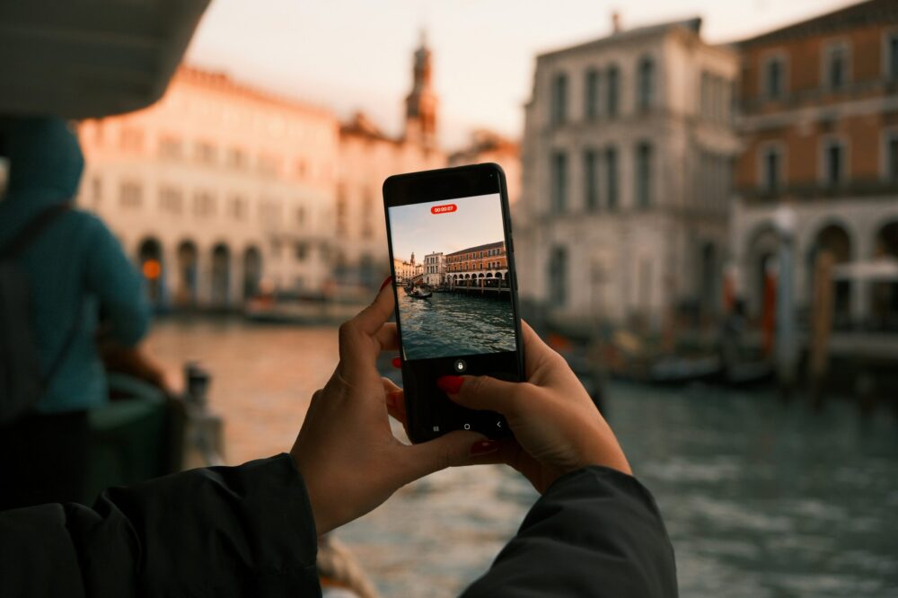 Quels sont les critères pour un nom de domaine adapté aux mobiles ?